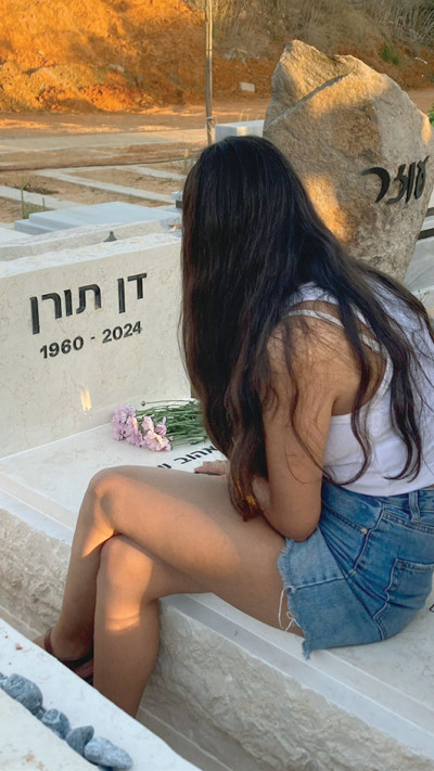 יעל תורן על קברו של אביה (צילום: פרטי)