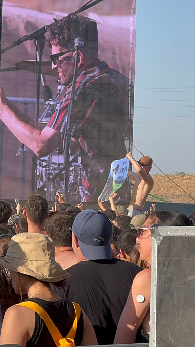שלטי הנצחה לחללים בפסטיבל ג'נסיס (צילום: גל גביש)