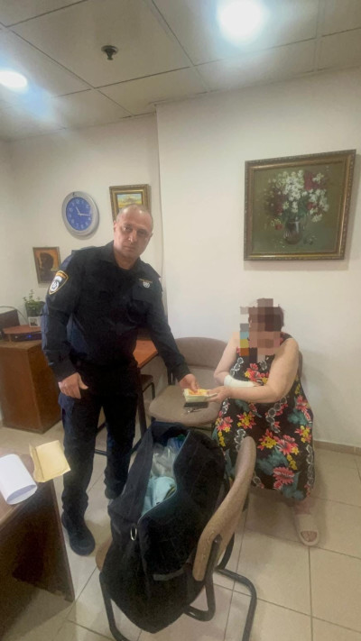 המבוגרת אשר ניצלה מהונאה בשווי 200,000 ש''ח ביחד עם השוטר (צילום: דוברות המשטרה)