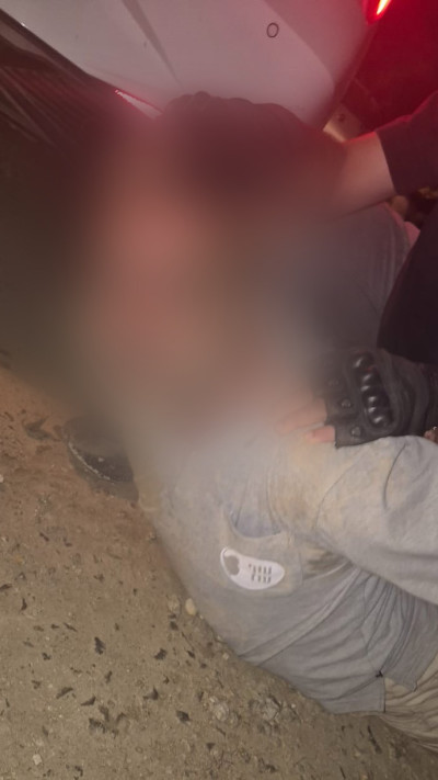 מעצר של אחד מגנבי הטרקטורים שנועדו לשיקום בארי (צילום: דוברות המשטרה)