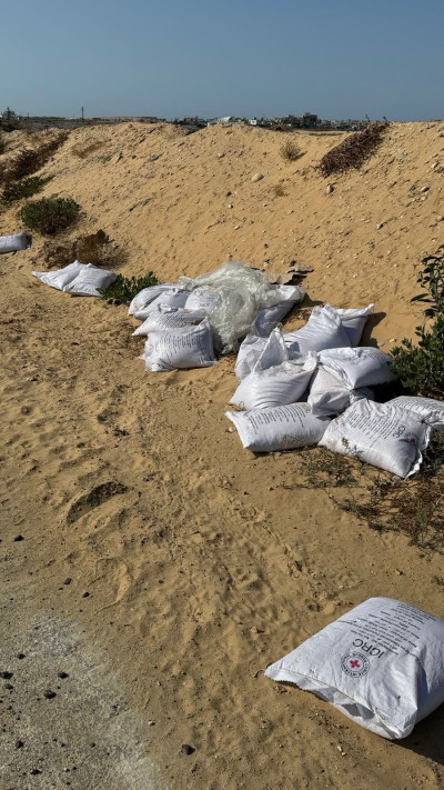 שקי סיוע הומניטארי שהושלכו בציר פילדלפי