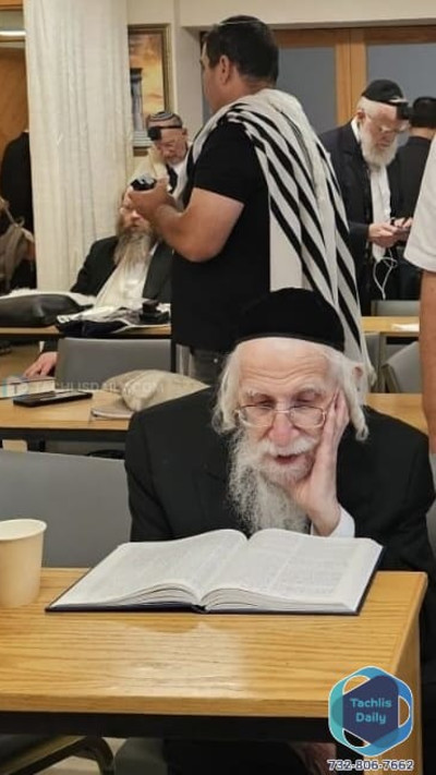 הרב עזריאל אורבאך בבית חב''ד בלרנקה לאחר ביטולי הטיסות (צילום: שימוש לפי סעיף 27א')