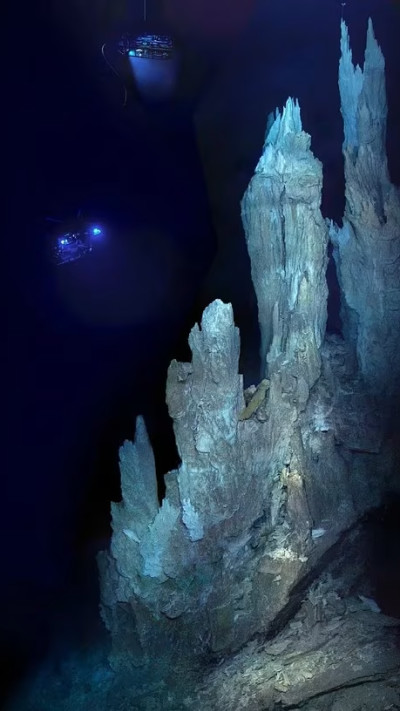 העיר התת ימית שהתגלתה (צילום: D. Kelley/M. Elend/UW/Noaa/The Lost City Science Team)