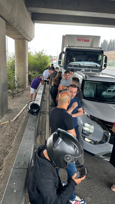 ישראלים תופסים מחסה מתחת לגשר בזמן אזעקה