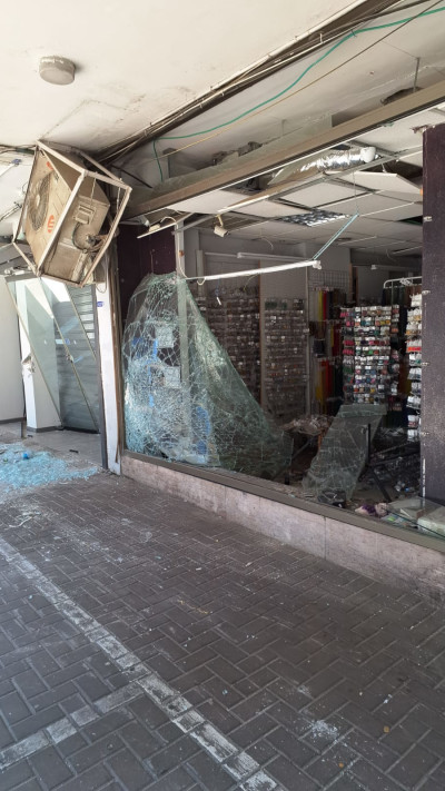 העסק של הלל דבש, נהרס מפגיעת טיל איראני (צילום: ללא קרדיט)