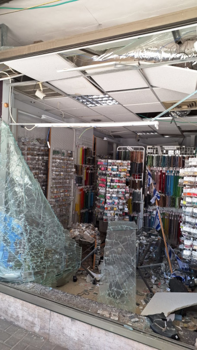 העסק של הלל דבש, נהרס מפגיעת טיל איראני (צילום: ללא קרדיט)