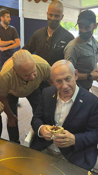 ראש הממשלה בנימין נתניהו עם מנת פלאפל ביד (צילום: עודד אשכנזי)