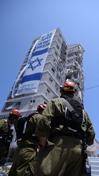 כוחות פיקוד העורף בזירת הפגיעה בבת ים (צילום: אבשלום ששוני)