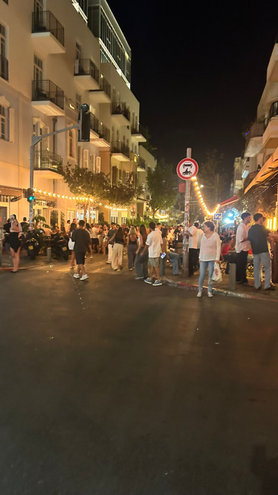 המוני תל אביבים יוצאים לבלות (צילום: מאיה כהן)