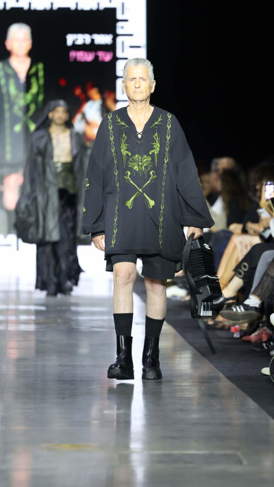 עמי רבין, אביה הסטודנטית אור רבין בתצוגה של שנקר. צילום  (צילום: רפי דלויה)