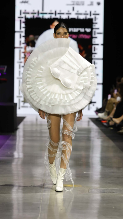 הסטודנט שי גרינברג בתצוגה של שנקר (צילום: רפי דלויה)