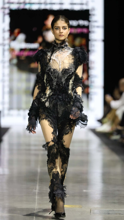 הסטודנטית גילי בראון בתצוגה של שנקר (צילום: רפי דלויה)