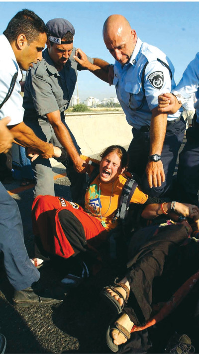 הפגנה נגד ההתנתקות בנתיבי איילון, 2005 (צילום: אלי דסה)