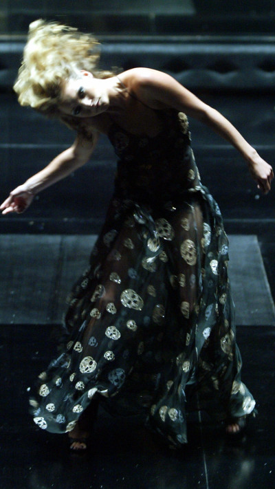 קייט מוס בשמלת גולגולת של מקווין בתצוגה שחורה משנת 2004 (צילום:  JOSHUA ROBERTS/AFP via Getty Images)