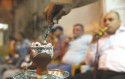 עישון נרגילה (צילום: נתי שוחט, פלאש 90)