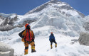 צוותי המדידה על הר האוורסט (צילום: רויטרס)
