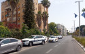 ניידות משטרה מחוץ לבניין בפתח תקווה (צילום: אלון חכמון)