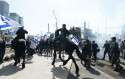 רימוני הלם ופרשים בהפגנה בתל אביב (צילום: אבשלום ששוני)