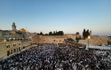 עשרת אלפים אנשים בכותל לקראת צאת צום תשעה באב (צילום: הקרן למורשת הכותל)