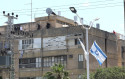 החשוד ברצח מתבצר על גג הבניין בבת ים (צילום: גדעון מרקוביץ'/TPS)