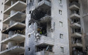 הבניין בפתח תקווה שנפגע מטיל איראני (צילום: חיים גולדברג, פלאש 90)