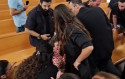 הורים שכולים מפונים בכוח מהדיון בבג"ץ ראש השב"כ (צילום: אברהם בלוך)