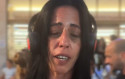 עינב צנגאוקר מאזינה לדיווח הדמיוני על החזרת החטופים (צילום: קבוצת "חסמה")