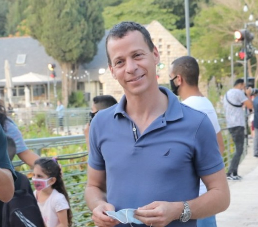 ×¢×ž×™×ª ×¡×'×œ × ×ª×¤×¡ ×¢× ×