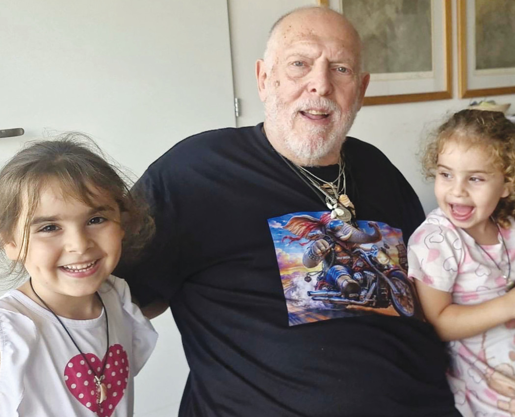 רוני ליבוביץ והנכדות (צילום: פרטי)