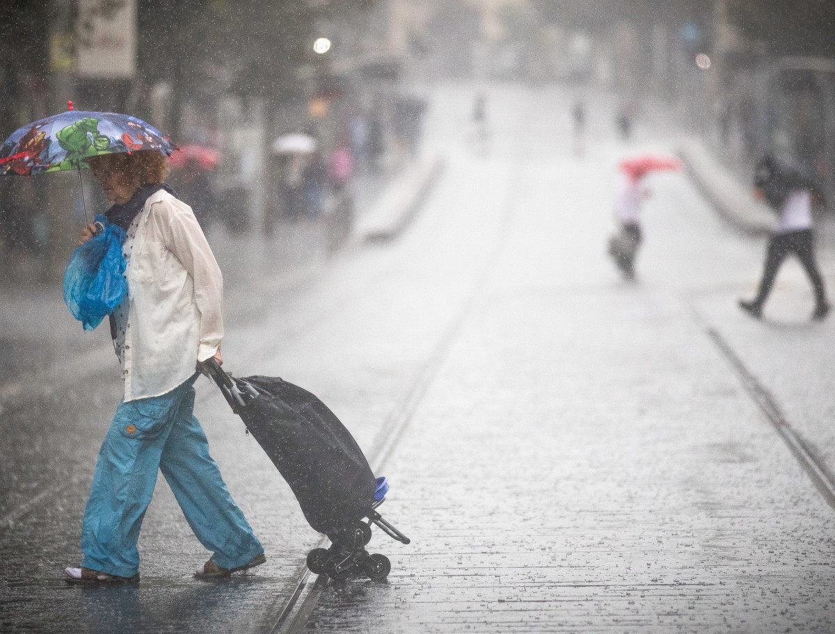 תחזית מזג האוויר גשמים ברחבי הארץ שלג בחרמון וחשש מהצפות חדשות מעריב