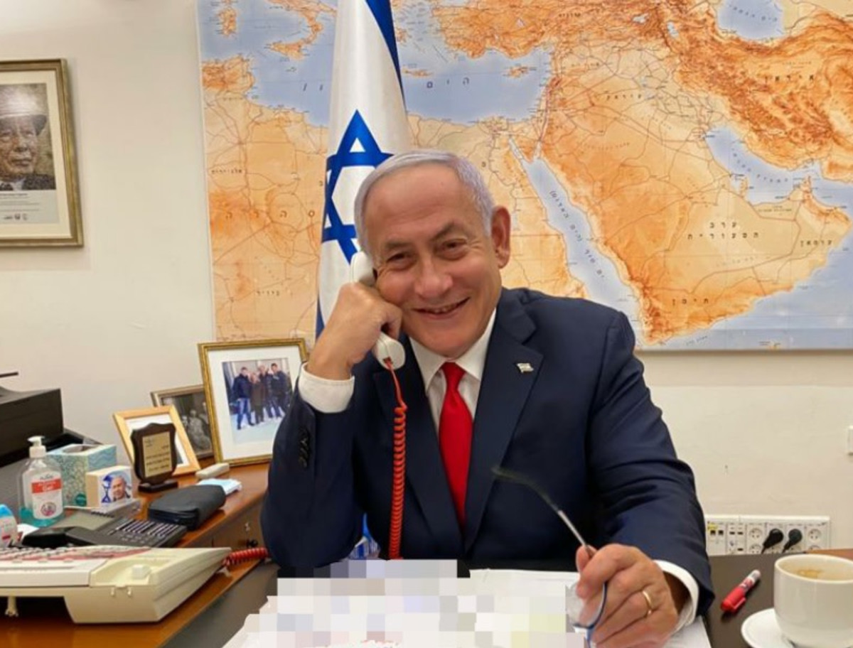 ×¨××© ×