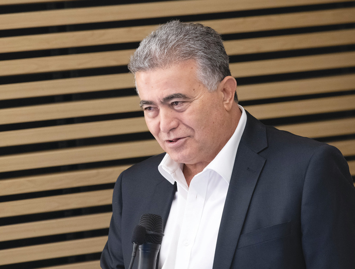עמיר פרץ אנגלית