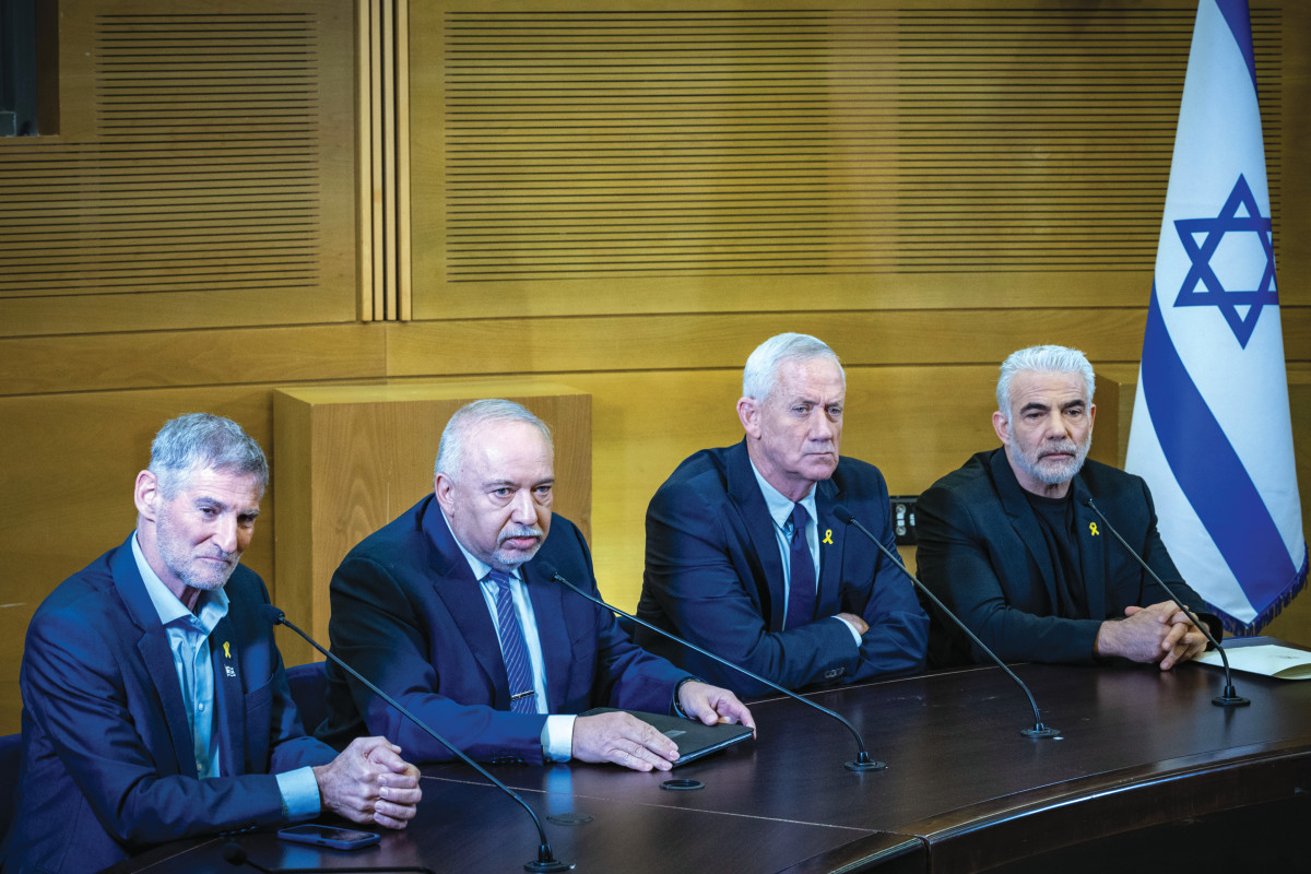 אין בדיחה גדולה מזו: חבורת המוקיונים חסרי הכישורים תבקש את אמונכם שוב בעוד רגע...