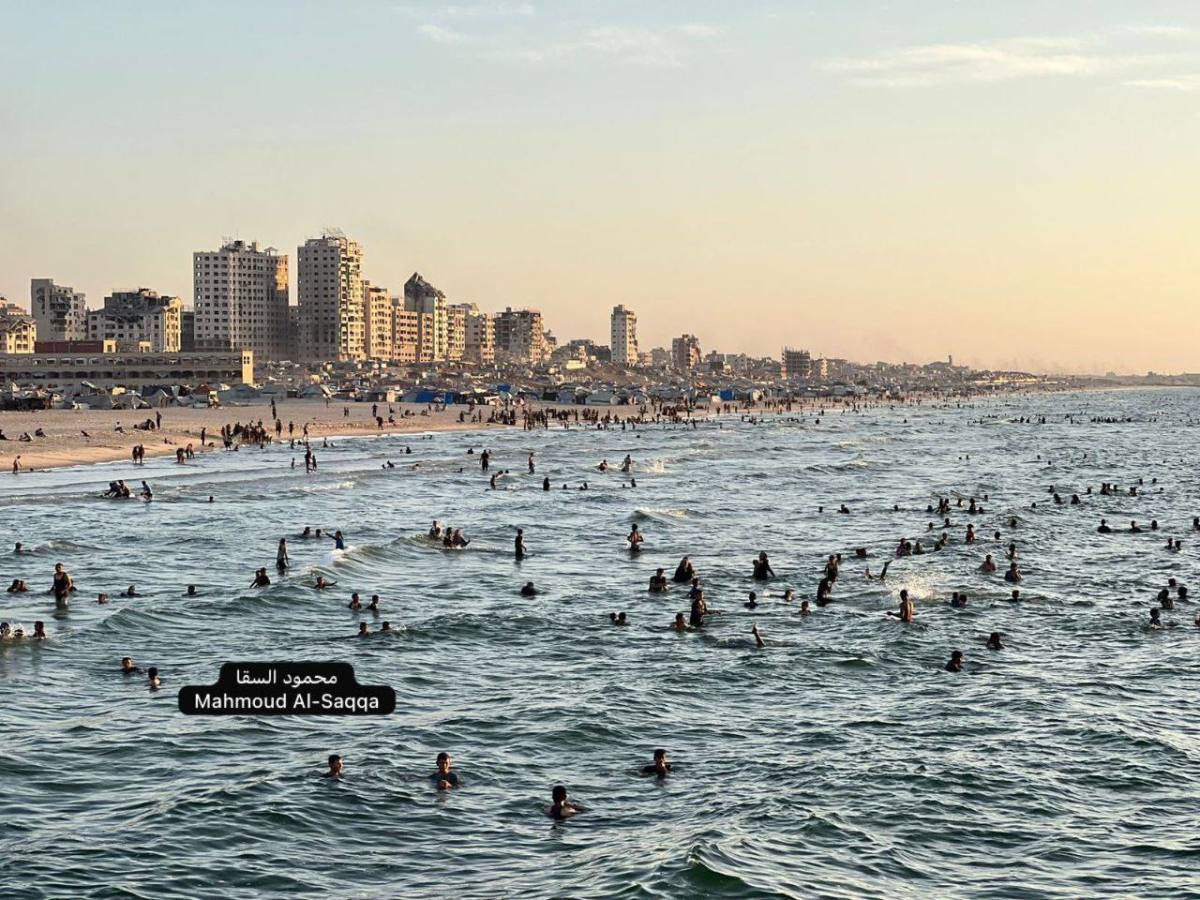 ברקע המלחמה: בעזה מתרחצים בים ופותחים מסעדות | חדשות מעריב