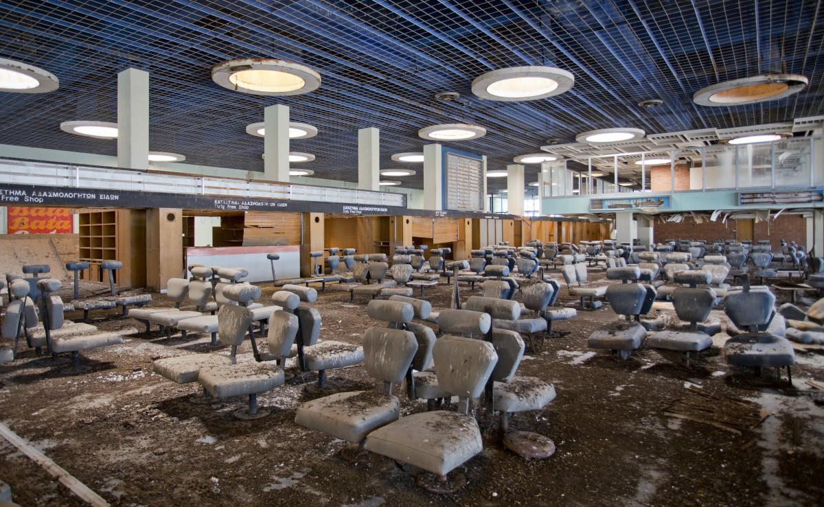 מבט מבפנים: שדה התעופה הנטוש שקפוא בזמן כבר 50 שנה