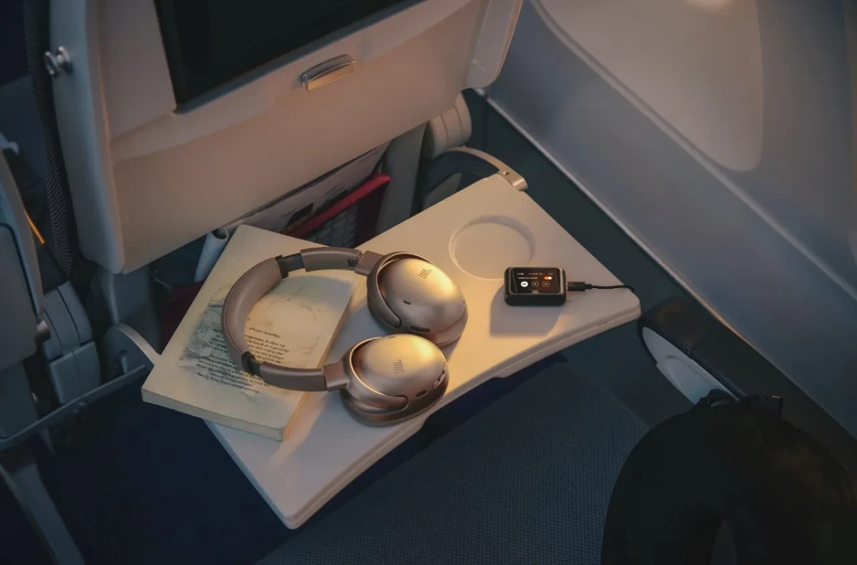 ביי ביי כבלים במטוס: סקירת JBL Tour One M3 והמשדר האלחוטי