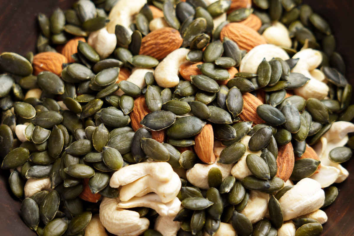 Compare protein, fiber and magnesium: which is better nutritionally – pumpkin seeds or almonds?