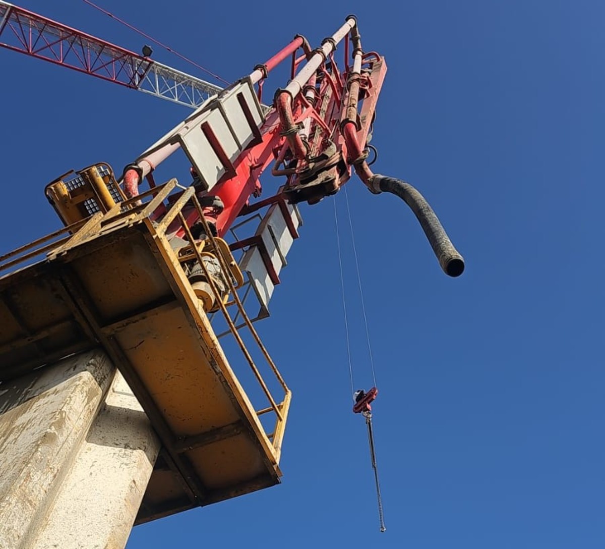 נער נתקע על מנוף בקומה 36 בירושלים - צוותים לחילוצים מורכבים הוזעקו למקום