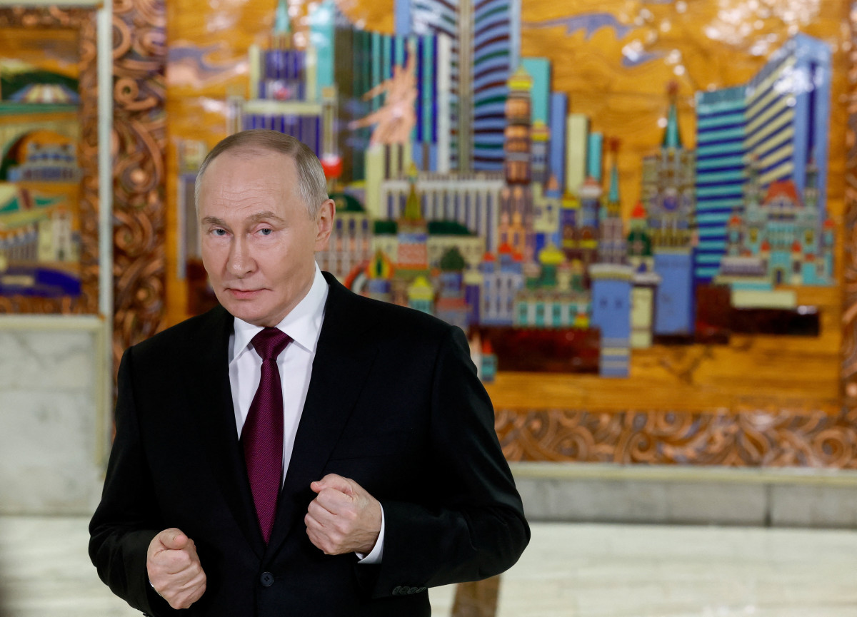 ולדימיר פוטין עושה צחוק מקיר סטארמר: ספינת קרב רוסית מלווה מכליות נפט בתעלת למאנש