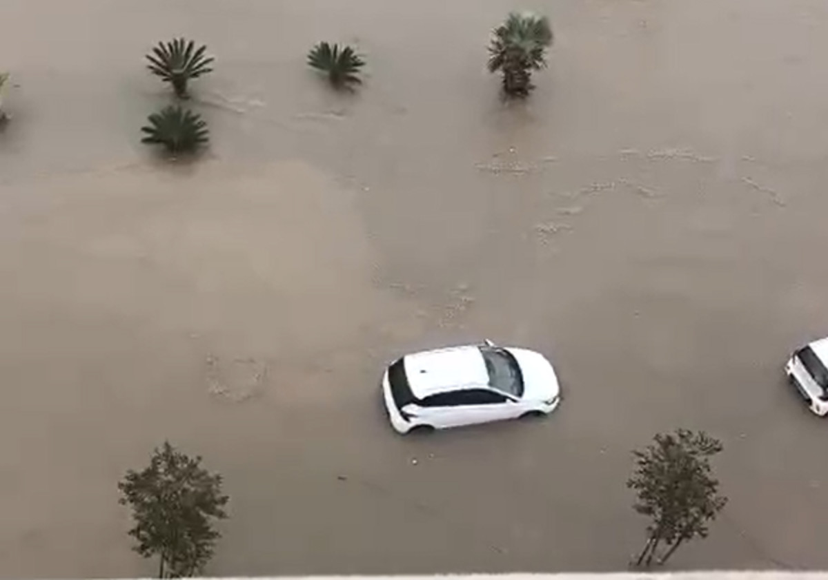 מצב חירום ביבנה: הצפות נרחבות ברחבי העיר - 14 לכודים חולצו | צפו