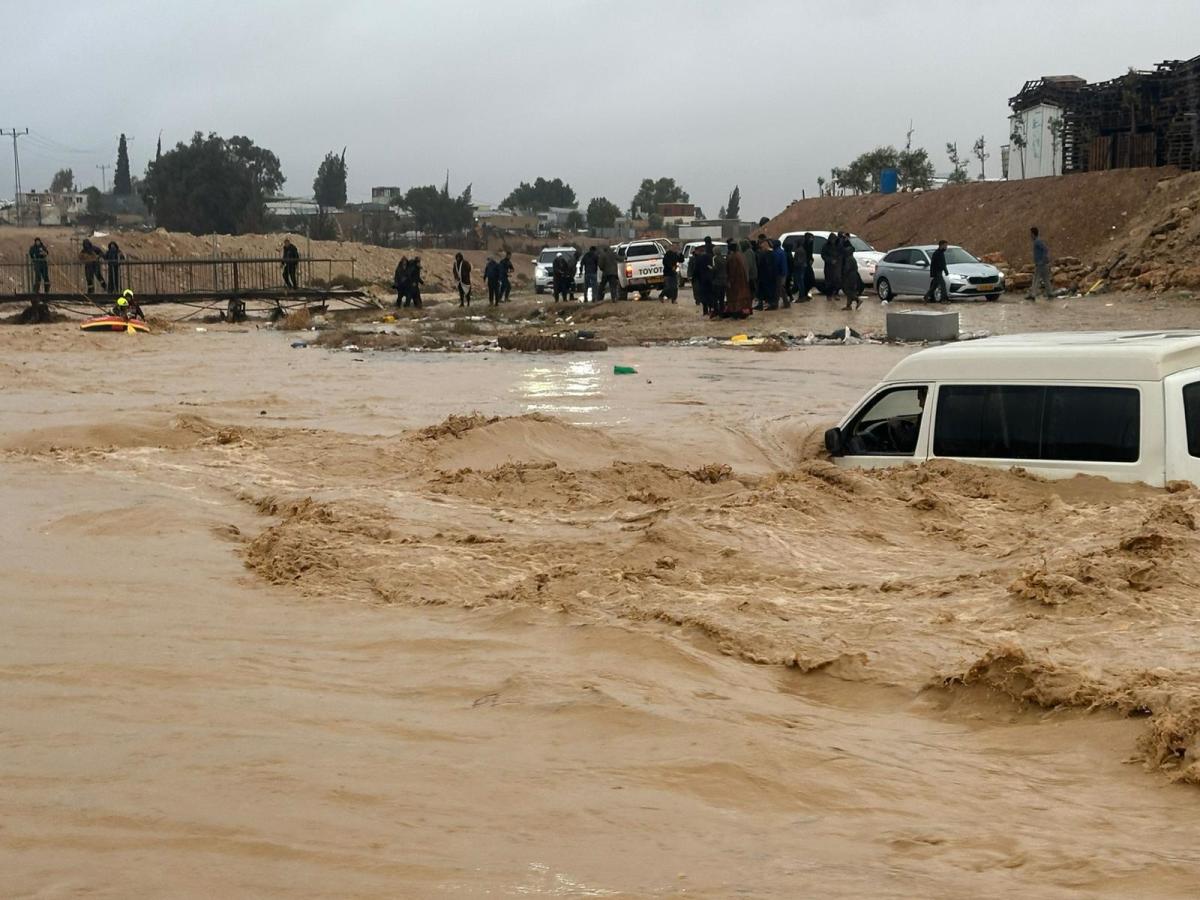 הסופה יוצאת משליטה: חשש לחייו של אדם שנסחף, מרפסת קרסה וכבישים נחסמו