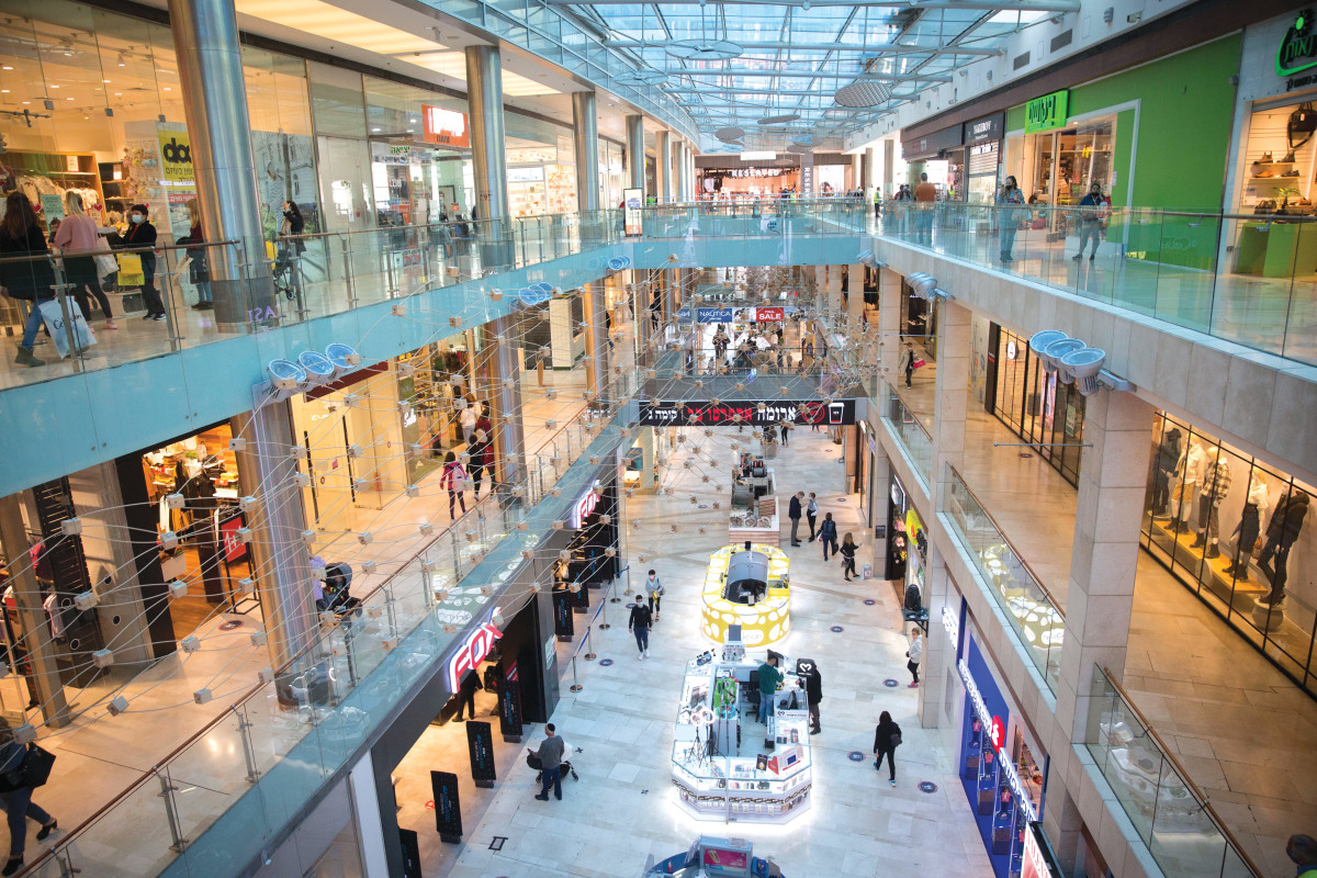 כולם קונים אונליין - אז למה הקניונים מלאים יותר מתמיד?