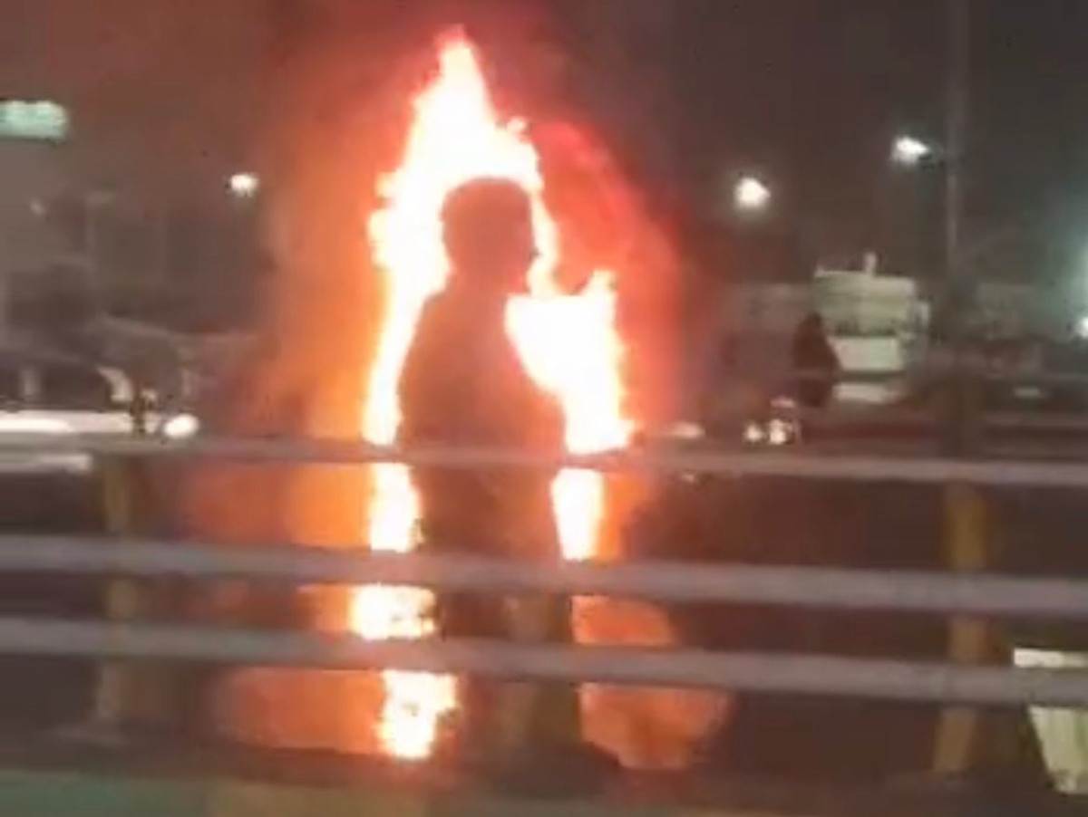 יורש העצר קרא לתושבים לצאת לרחובות – והם נענו: המחאות באיראן על סף הסלמה