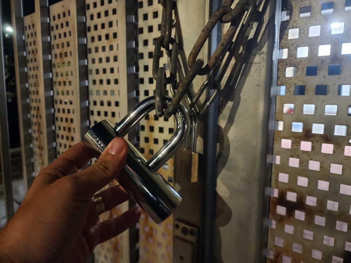 דרמה ברמת השרון: ראש העיר השתלט על תחנת המשטרה הריקה