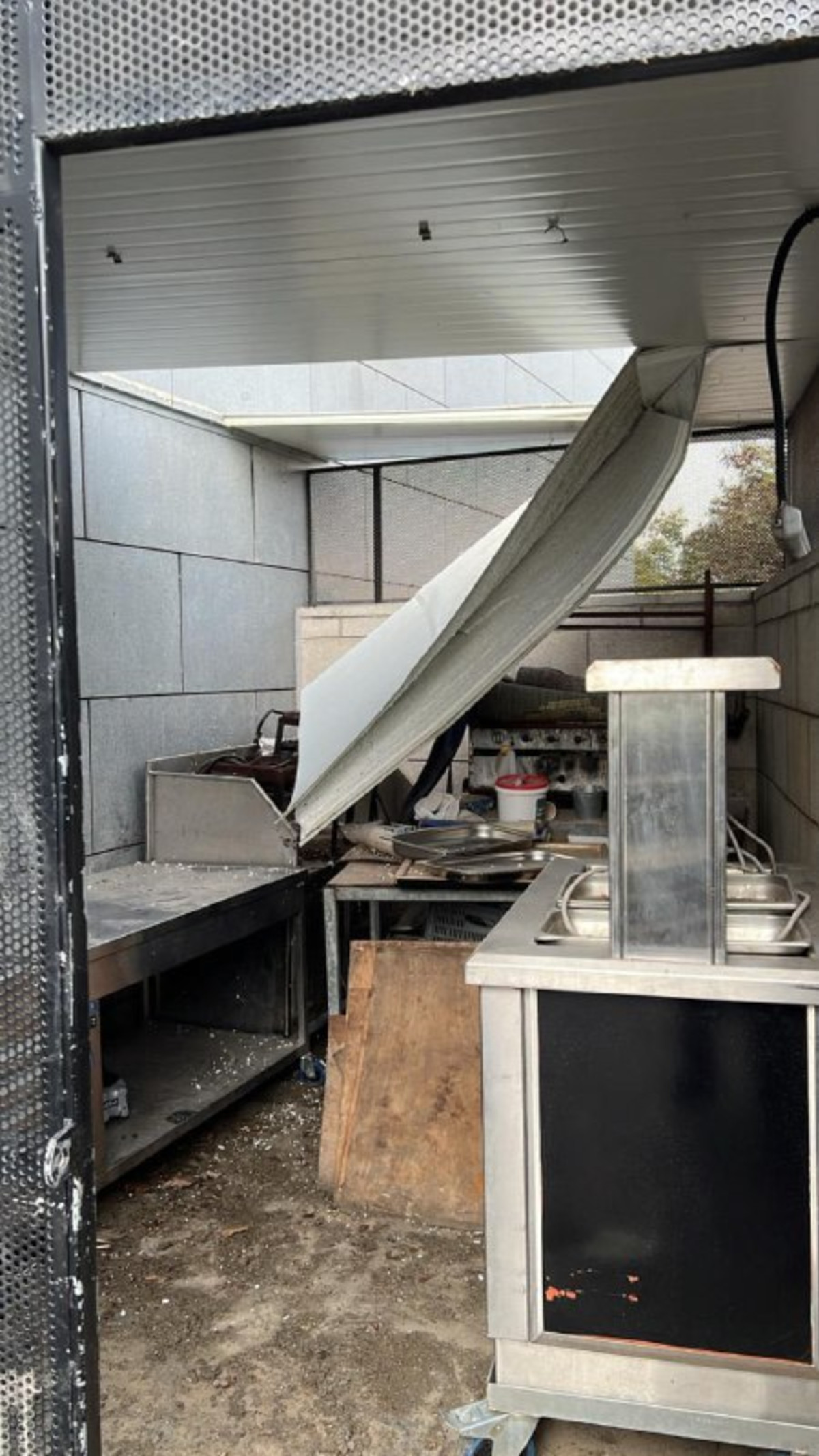 חדרה שוב בכותרות: ילד נלכד במחסן נעול לאחר קריסת גג