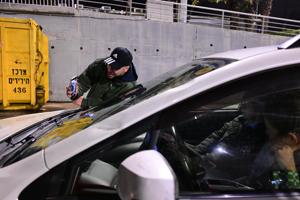 לאחר נאום נוקב – פעיל הימין מרדכי דוד חסם את רכבו של אהרון ברק | צפו