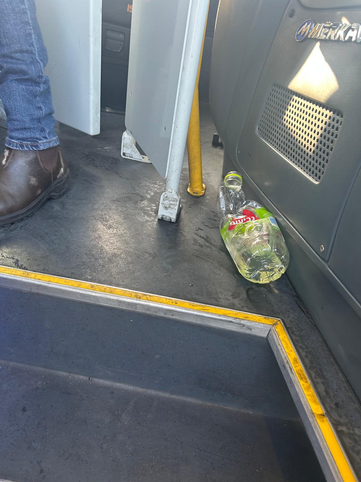 דרמה באוטובוס: נוסע שפך בנזין וניסה להצית ילד בן 12