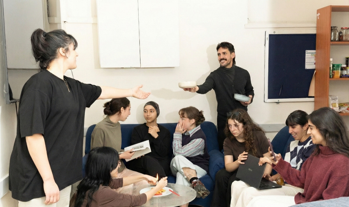 „האמנות היא השפה היחידה שאנחנו מדברים בה. זה לא רלוונטי מאיפה כל אחד הגיע”