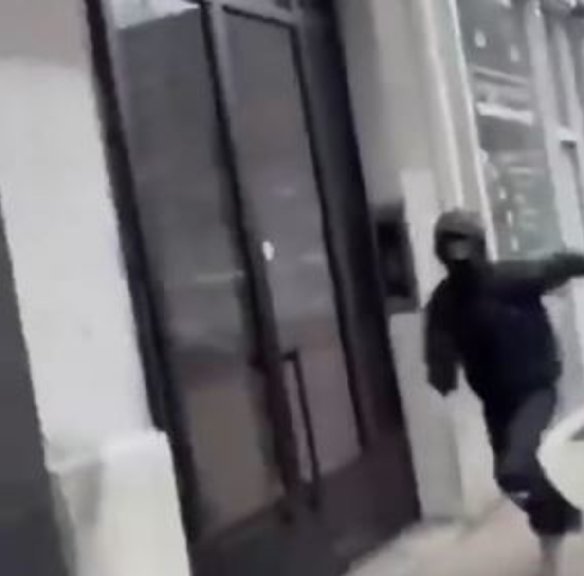 A grenade was thrown at a beauty salon in France, five were slightly injured