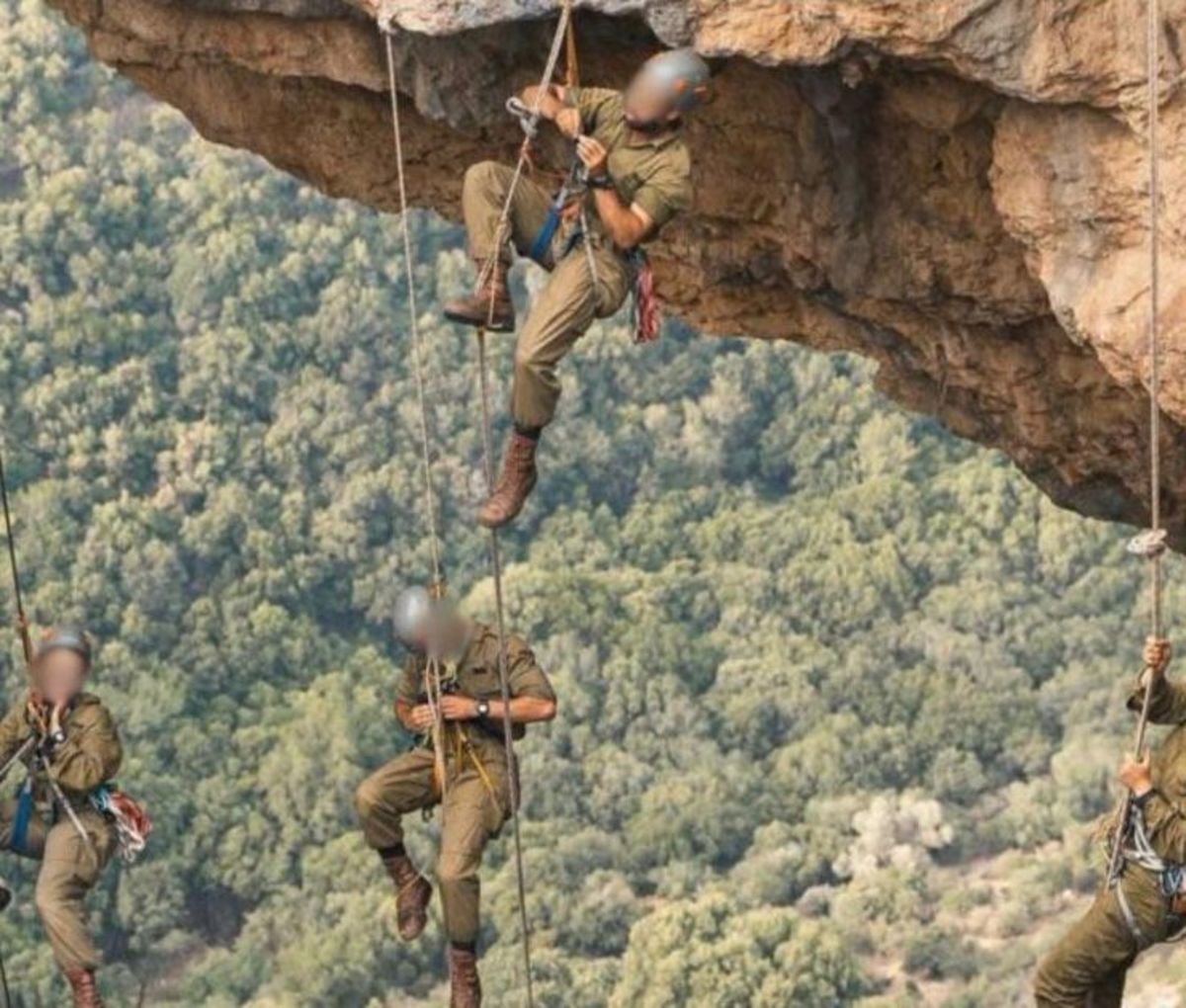 תלויים בין שמיים וארץ: היחידה שפעלה בזירות ההרס של הטילים האיראניים נחשפת